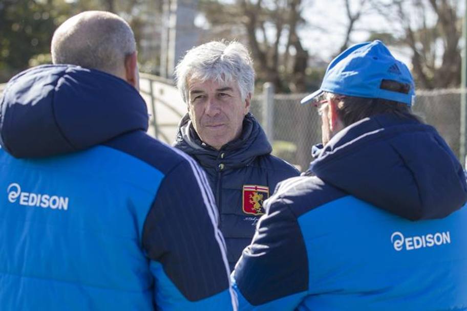 L&#39;allenatore genoano Gian Piero Gasperini a colloquio con lo staff azzurro del rugby